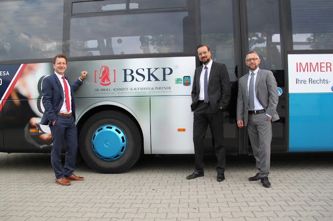 Team von BSKP Riesa mit beklebtem Bus Team von BSKP Riesa mit beklebtem Bus